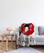 Beyaz ve Kırmızı Zeminde Papatya Tasarımlı Japon Kız Modern Raşel Kadife Kırlent Kılıfı Realhomes