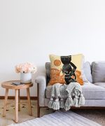 - Sonil-K-5812-Gorsel2 - Realhomes  Başında Vazo Taşıyan Etnik Afrika Desenli Modern Raşel Kadife Kırlent Kılıfı Realhomes