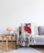 - Sonil-K-5813-Gorsel2 - Realhomes Kırmızı Yelpazeli Şaman Japon Kadın Motifli Raşel Kadife Kırlent Kılıfı Realhomes