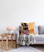 Etnik Desen Zeminli Siyahi Kadın Motifli Dekoratif Raşel Kadife Kırlent Kılıfı Realhomes