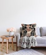 - Sonil-K-5818-Gorsel2 - Realhomes  Etnik Desen Zeminli Afrika Kadın Motifli Dekoratif Raşel Kadife Yastık Kılıfı Realhomes