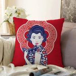 - Sonil-K-5819-Gorsel1 - Realhomes Kırmızı Zeminli Köpek Tutan Hanım Desenli Modern Raşel Kadife Kırlent Kılıfı Realhomes