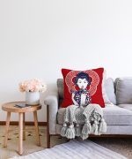 - Sonil-K-5819-Gorsel2 - Realhomes Kırmızı Zeminli Köpek Tutan Hanım Desenli Modern Raşel Kadife Kırlent Kılıfı Realhomes