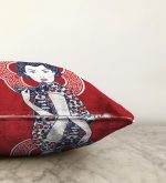 - Sonil-K-5819-Gorsel3 - Realhomes Kırmızı Zeminli Köpek Tutan Hanım Desenli Modern Raşel Kadife Kırlent Kılıfı Realhomes