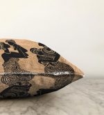 - Sonil-K-5820-Gorsel3 - Realhomes Etnik Desen Zeminli Bebekli Afrika Kadın Motifli Modern Raşel Kadife Kırlent Kılıfı Realhomes