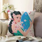 Mavi Yelpazeli Çizgi Motifli Kadın Motifli Dekoratif Raşel Kadife Kırlent Kılıfı Realhomes