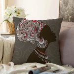 - Sonil-K-5825-Gorsel1 - Realhomes Gri Zemin Desenli Siyahi Kadın Motifli Raşel Kadife Yastık Kılıfı Realhomes