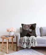 - Sonil-K-5825-Gorsel2 - Realhomes Gri Zemin Desenli Siyahi Kadın Motifli Raşel Kadife Yastık Kılıfı Realhomes