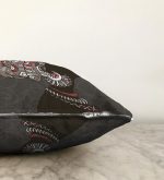 - Sonil-K-5825-Gorsel3 - Realhomes Gri Zemin Desenli Siyahi Kadın Motifli Raşel Kadife Yastık Kılıfı Realhomes