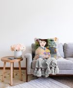 - Sonil-K-5834-Gorsel2 - Realhomes Japon Kültürü Zeminli Gül Tutan Japon Kadın Modern Raşel Kadife Kırlent Kılıfı Realhomes