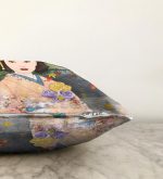 - Sonil-K-5834-Gorsel3 - Realhomes Japon Kültürü Zeminli Gül Tutan Japon Kadın Modern Raşel Kadife Kırlent Kılıfı Realhomes