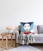 - Sonil-K-5841-Gorsel2 - Realhomes  Suşi Yiyen Japon Kız Desenli Modern Raşel Kadife Kırlent Kılıfı Realhomes