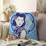 - Sonil-K-5847-Gorsel1 - Realhomes Çiçek Detaylı Modern Kadın Motifli Dekoratif Raşel Kadife Yastık Kılıfı Realhomes