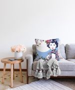 - Sonil-K-5848-Gorsel2 - Realhomes  Çiçek Detaylı Modern Kadın Motifli Dekoratif Raşel Kadife Yastık Kılıfı Realhomes