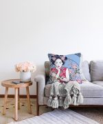 - Sonil-K-5852-Gorsel2 - Realhomes İnci Kolyeli Japon Kadın Dijital Baskılı Modern Raşel Kadife Kırlent Kılıfı Realhomes