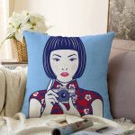 Fotoğraf Çeken Japon Kız Motifli Raşel Kadife Kırlent Kılıfı Realhomes