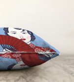 - Sonil-K-5855-Gorsel3 - Realhomes Kırmızı Yelpazeli Mavi Zeminli Japon Kadın Modern Raşel Kadife Yastık Kılıfı Realhomes