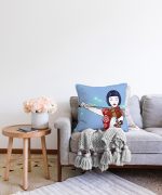 Mavi Zeminde Keman Çalan Japon Kız Desenli Dekoratif Raşel Kadife Kırlent Kılıfı Realhomes