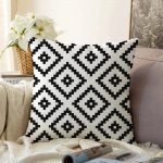 Beyaz Zeminde Siyah Kareli Mozaik Desenli Dekoratif Raşel Kadife Kırlent Kılıfı Realhomes