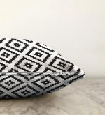 Beyaz Zeminde Siyah Kareli Mozaik Desenli Dekoratif Raşel Kadife Kırlent Kılıfı Realhomes