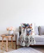 Beyaz Zeminde Suluboya Kurt Desenli Dekoratif Raşel Kadife Yastık Kırlent Kılıfı Realhomes