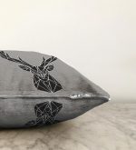 - Sonil-K-6756-Gorsel3 - Realhomes Gri Zeminde Geometrik Geyik Çizimli Modern Raşel Kadife Yastık Kırlent Kılıfı Realhomes