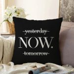 Siyah Zeminde NOW Yazılı Modern Raşel Kadife Yastık Kırlent Kılıfı Realhomes
