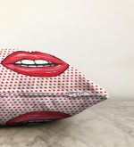 - Sonil-K-74-Gorsel3 - Realhomes  Dudak Resimli Dijital Baskılı Dekoratif Raşel Kadife Yastık Kırlent Kılıfı Realhomes