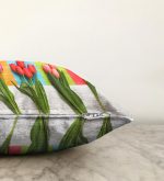 - Sonil-K-806-Gorsel3 - Realhomes Beyaz Zeminde Renkli Laleler Özel Tasarımlı Raşel Kadife Yastık Kırlent Kılıfı Realhomes