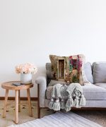 Çiçek Penceresi Desen Dijital Baskılı Raşel Kadife Yastık Kırlent Kılıfı Realhomes