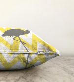- Sonil-K-sarigrizigfla-Gorsel3 - Realhomes  Sarı Gri Zigzaglar ve Flamingo Desenli Raşel Kadife Yastık Kırlent Kılıfı Realhomes
