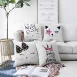 - Sonil-K4luset221-Gorsel1 - Realhomes Realhomes Çift Taraflı Beyaz Zeminde Sevimli Kedicik Dekoratif 4'lü Şönil Çocuk Yastık Kılıf Seti Realhomes