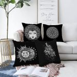 - Sonil-K4luset4-Gorsel1 - Realhomes Siyah Beyaz Medusa Tasarımlı 4'Lü Çift Taraflı Şönil Kırlent Kılıf Seti Realhomes
