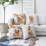 - Sonil-K4luset62-Gorsel1 - Realhomes  Beyaz Zemin Üzerinde Kurumuş Yaprak Ve Çiçek Tasarımlı 4'Lü Çift Taraflı Şönil Kırlent Kılıf Seti Realhomes