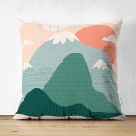 - Suet-K-7031-Gorsel1 - Realhomes Çift Taraflı Renkli Dağ Motifli Dijital Baskılı Modern Süet Yastık Kırlent Kılıfı Realhomes