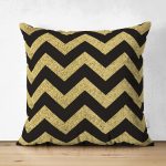 - Suet-K-7114-Gorsel1 - Realhomes Çift Taraflı Siyah Zeminde Gold Kalp Desenli Dijital Baskılı Modern Süet Yastık Kırlent Kılıfı Realhomes