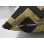 - Suet-K-7114-Gorsel3 - Realhomes Çift Taraflı Siyah Zeminde Gold Kalp Desenli Dijital Baskılı Modern Süet Yastık Kırlent Kılıfı Realhomes