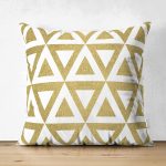 Çift Taraflı Gold Zeminde Gold Ucgen Detaylı Dijital Baskılı Modern Süet Yastık Kırlent Kılıfı Realhomes