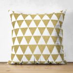 - Suet-K-7129-Gorsel1 - Realhomes Çift Taraflı Beyaz Zeminde Gold Üçgen Desenli Dijital Baskılı Modern Süet Yastık Kırlent Kılıfı Realhomes