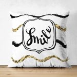 - Suet-K-7131-Gorsel1 - Realhomes Çift Taraflı Beyaz Zeminli Gold Detayli Smile Dijital Baskılı Modern Süet Yastık Kırlent Kılıfı Realhomes
