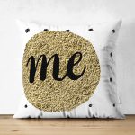 - Suet-K-7136-Gorsel1 - Realhomes Çift Taraflı Beyaz Zeminde Gold Renkli Me Yazılı Dijital Baskılı Modern Süet Yastık Kırlent Kılıfı Realhomes