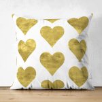 - Suet-K-7138-Gorsel1 - Realhomes Çift Taraflı Beyaz Zeminli Gold Renkli Kalp Desenli Dijital Baskılı Modern Süet Kırlent Kılıfı Realhomes