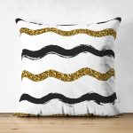 - Suet-K-7153-Gorsel1 - Realhomes Çift Taraflı Beyaz Zemin Üzerinde Gold Ve Siyah Renkli Çizgiler Modern Süet Yastık Kırlent Kılıfı Realhomes