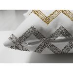 - Suet-K-7156-Gorsel3 - Realhomes Çift Taraflı Beyaz Zeminde Gold Ve Siyah Çizgili Dijital Baskılı Modern Süet Yastık Kırlent Kılıfı Realhomes