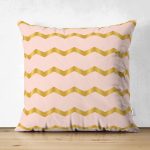 - Suet-K-7177-Gorsel1 - Realhomes Çift Taraflı Pudra Zeminde Gold Renkli Zigzag Desenli Dijital Baskılı Modern Süet Yastık Kılıfı Realhomes