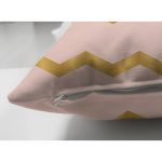 - Suet-K-7177-Gorsel3 - Realhomes Çift Taraflı Pudra Zeminde Gold Renkli Zigzag Desenli Dijital Baskılı Modern Süet Yastık Kılıfı Realhomes