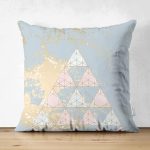 - Suet-K-7195-Gorsel1 - Realhomes Çift Taraflı Renkli Zemin Üzerinde Üçgen Desenli Dijital Baskılı Modern Süet Yastık Kırlent Kılıfı Realhomes