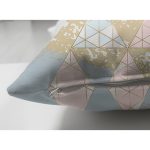 - Suet-K-7195-Gorsel3 - Realhomes Çift Taraflı Renkli Zemin Üzerinde Üçgen Desenli Dijital Baskılı Modern Süet Yastık Kırlent Kılıfı Realhomes