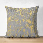 - Suet-K-7205-Gorsel1 - Realhomes Çift Taraflı Antrasit Zemin Üzerinde Gold Detaylı Çizim Desenli Modern Süet Yastık Kırlent Kılıfı Realhomes