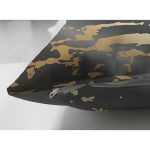 - Suet-K-7225-Gorsel3 - Realhomes Çift Taraflı Siyah Zeminde Gold Renkli Çizim Desenli Dijital Baskılı Modern Süet Yastık Kılıfı Realhomes